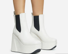 Load image into Gallery viewer, Cream/Black Wedge boo
