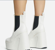 Load image into Gallery viewer, Cream/Black Wedge boo
